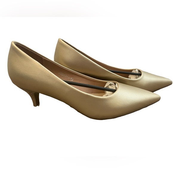 Gold Kitten heels 7.5 NEW - Picture 1 of 3